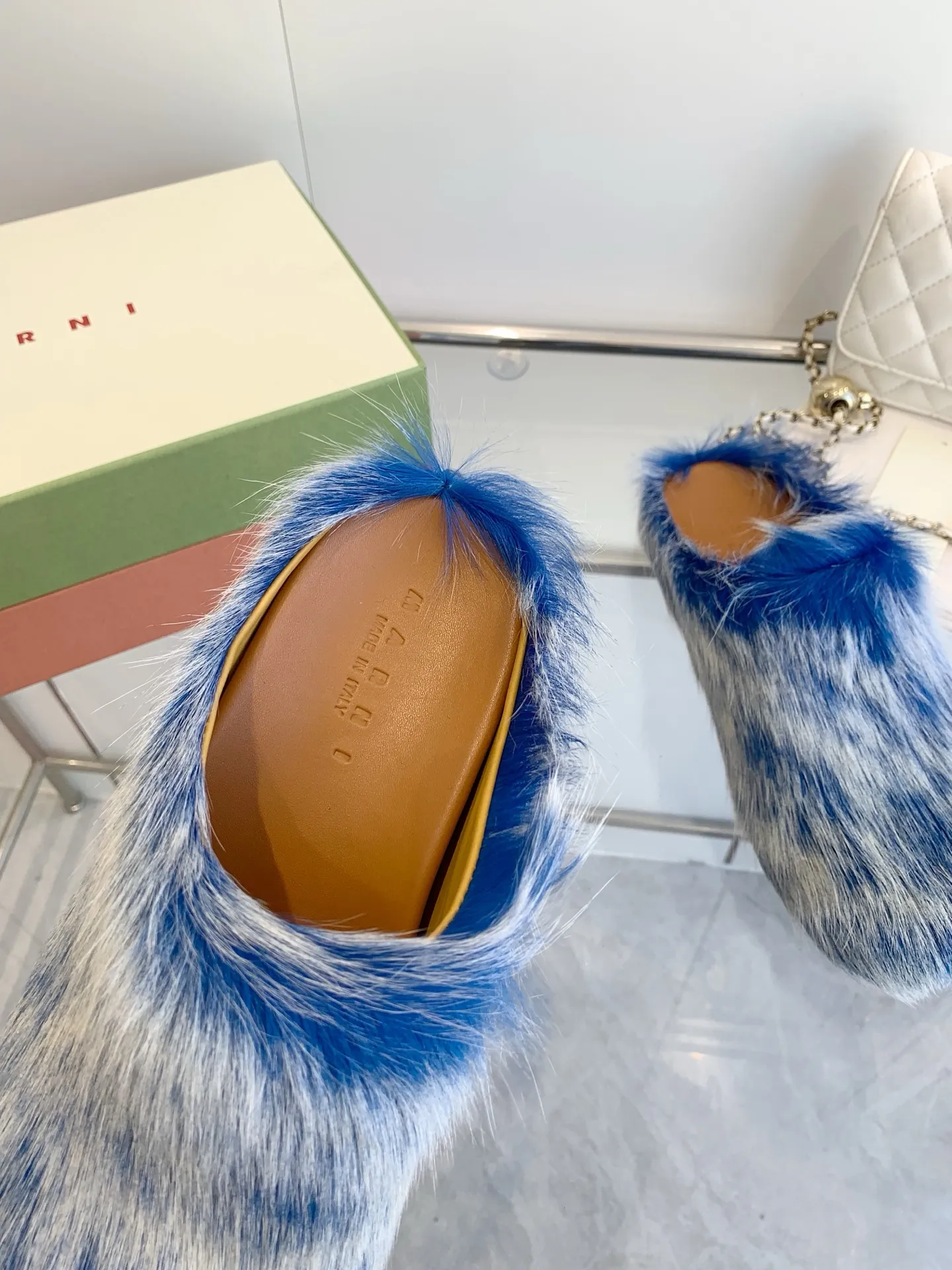 👟👟Ex-factory price 540👟👟 Men +20 🔥🔥🔥 MARNI Sabot Horsehair Slippers are a giant trendy horsehair slipper with a toe cap for all seasons, making it a beautiful landscape. The texture makes your feet more beautiful, confident and comfortable. It is a symbol of taste whether you wear it at home or outside! The real thing is very textured and the comfort is great. Fabric: horse hair. Lining: leather lining. Foot pads: leather. Sole: leather insole, rubber sole. Size: women's size 35-40. men's size: 40-46. Complete package.
